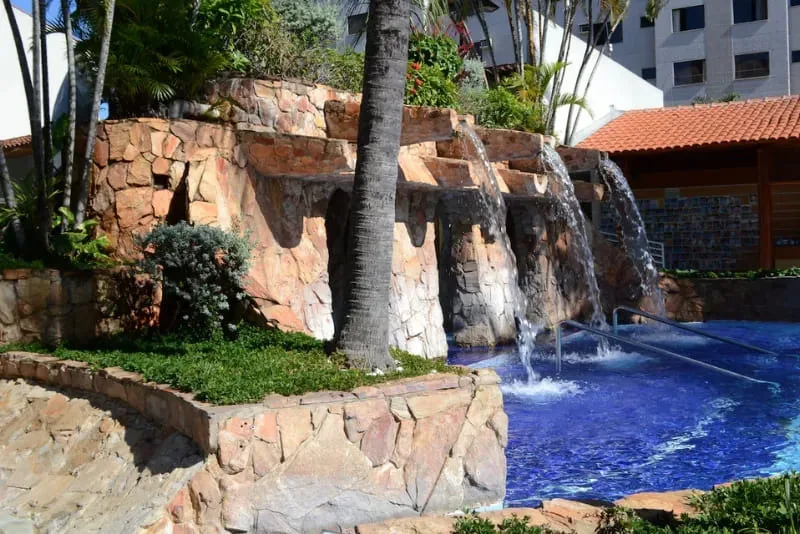 Piscina com palmeiras