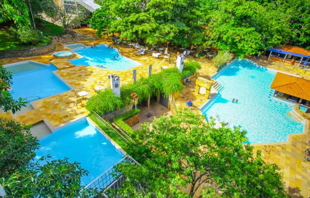 Jardim e piscina do resort