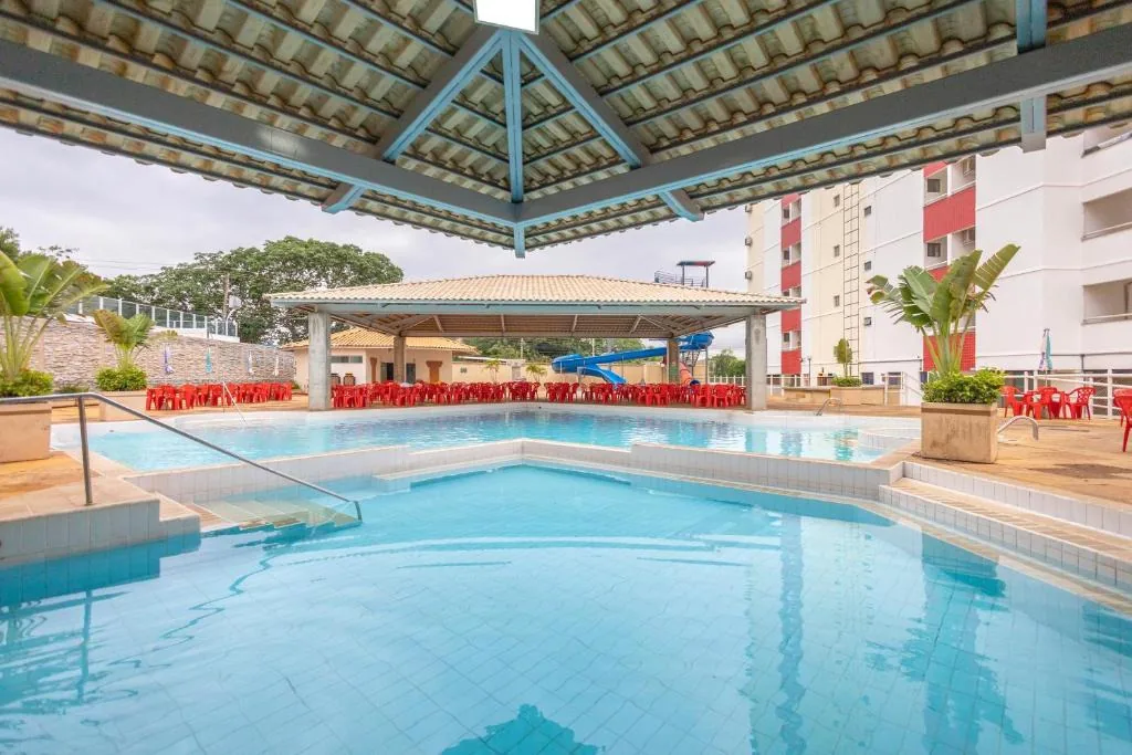 Piscina com palmeiras